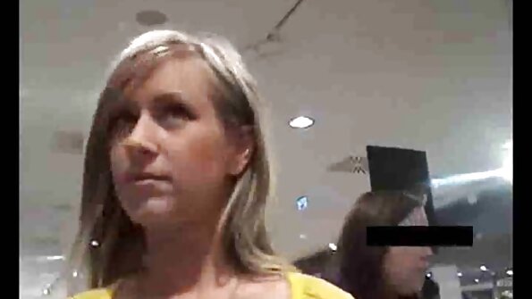 Naughty teen augustatud nibudega sai kõri perses
