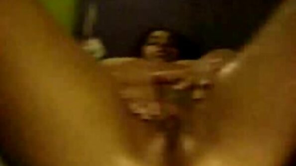 AJ Applegate hõõrub munn õrnalt